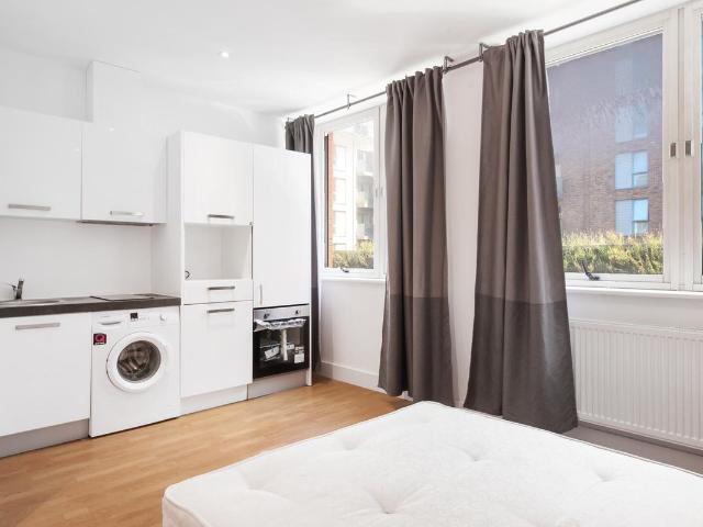 Studio House, Shenley Road, Borehamwood WD6, Studio to rent, £1,300 pcm | PrimeLocation