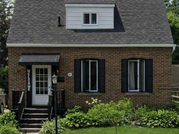 Hespeler, Ontario - Swimming pool, Parking