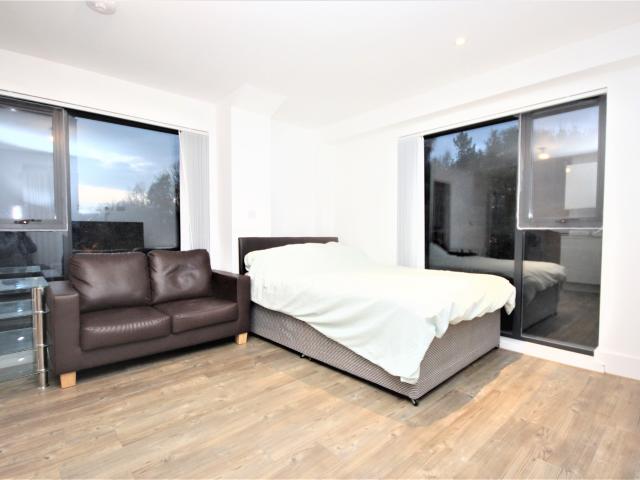 studio in Cardinal Court,, OL1 3FZ