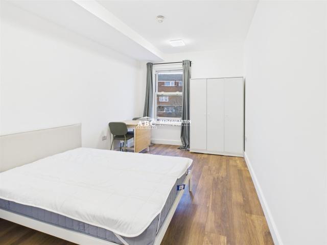 studio in Church Road, Hendon, London, NW4 4DU