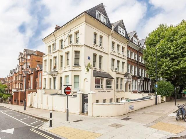 Studio in Broadhurst Gardens, Finchley Road, NW6