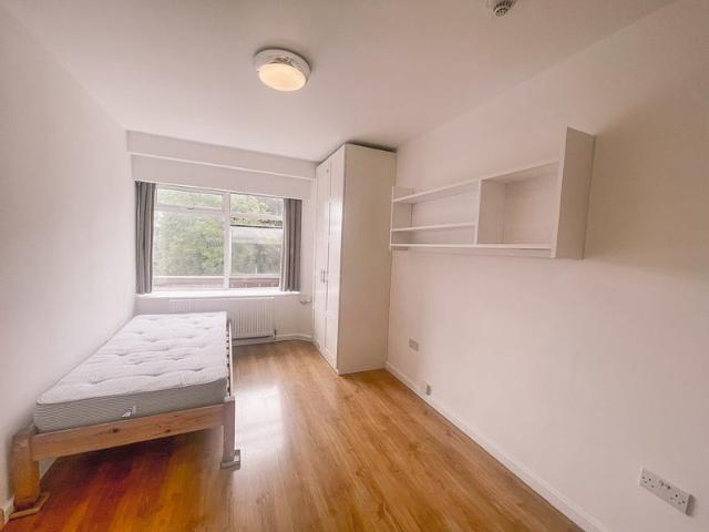 Studio in Fitzjohns Ave, Hampstead, NW3