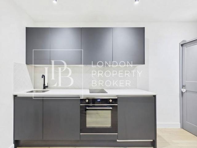 Studio in Manhattan Apartments, Clifford Road, E17