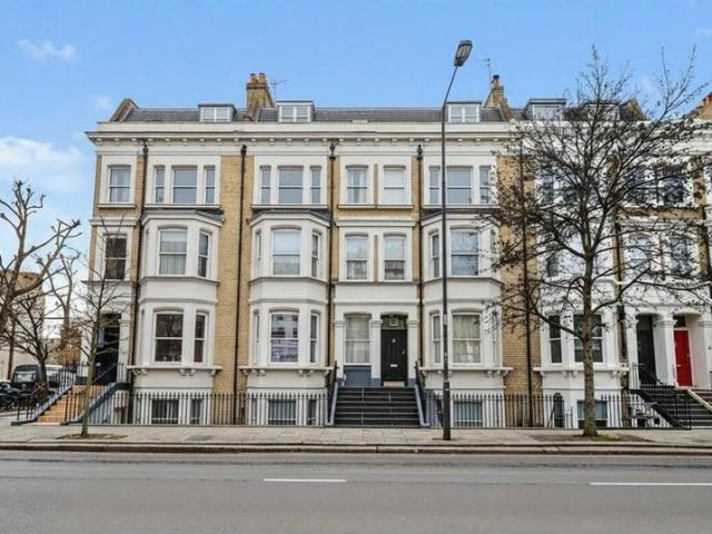 Studio in Warwick Road, Earls Court, SW5