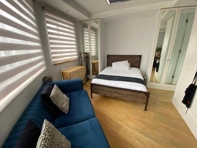 studio in White Hart Lane, Barnes, SW13 0JP