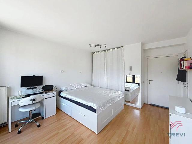 STUDIO OP DE BOVENSTE VERDIEPING VAN EEN RECENT GEBOUWD PAND