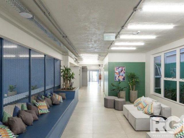 Studio localizado na Rua Duque de Caxias, Centro Histórico de Porto Alegre, uma das ruas mais charmo