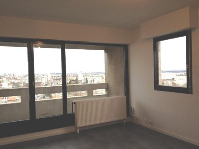 STUDIO LUMINEUX 2 ALLEE DES FEUILLANTINES VILLEJUIF