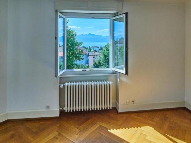 Studio lumineux avec vue sur le lac