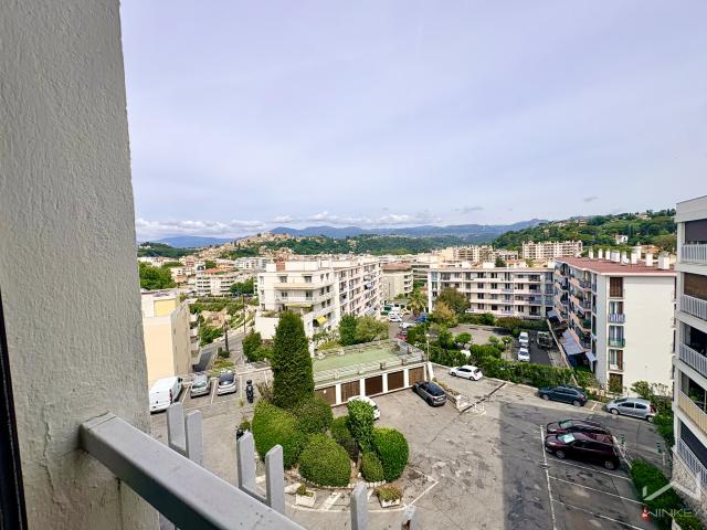 Studio lumineux dernier étage vue dégagée château de Cagnes