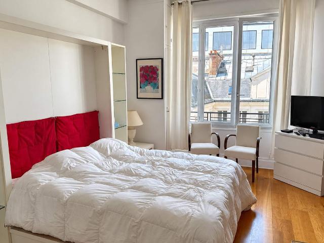 Studio lumineux et calme avec vue sur la tour Eiffel — Avenue Franklin Roosevelt, Paris 8ᵉ