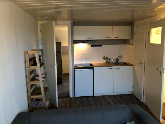 Studio met eigen voorzieningen op goede locatie