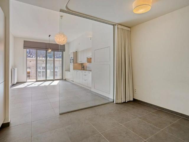 Studio met ruim terras, ondergrondse autostaanplaats en private kelderberging in Leuven! EPC 60 kWh/m² bewoonbare opp. 47 m²