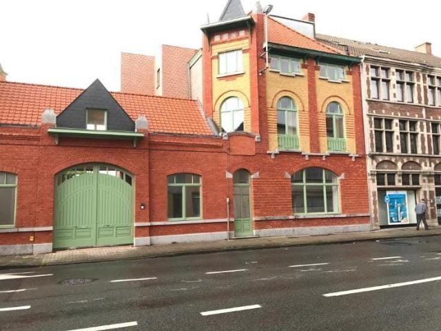 studio met zonnig terras en eventuele parkeerplaats