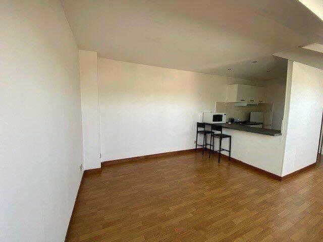 STUDIO MEUBLE MANSARDE DE 23,73 m²