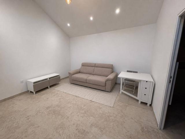 Studio meublé NEUF avec terrasse privative