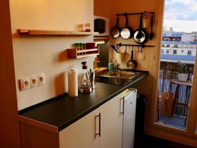 Studio meublé au dernier étage avec balcon et vue panoramique – Paris 11e, Paris Amsterdam Apartments for Rent