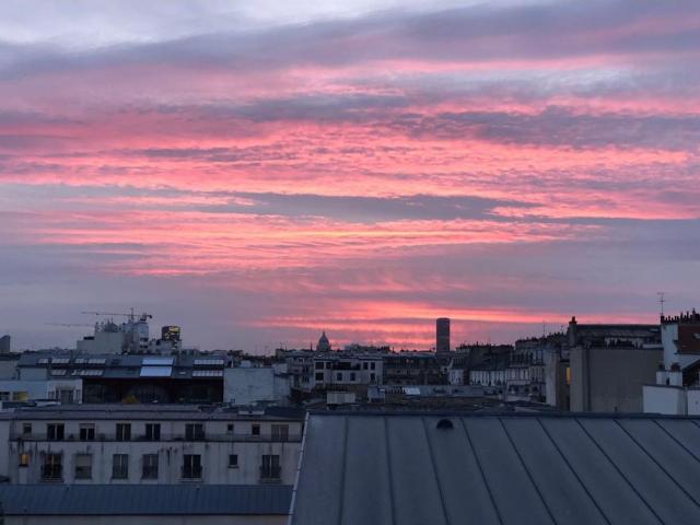 Studio meublé au dernier étage avec balcon et vue panoramique – Paris 11e, Paris Amsterdam Apartments for Rent