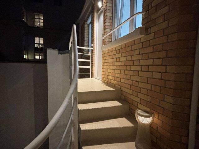 STUDIO MEUBLE AVENUE MONTAIGNE GRAND STANDING