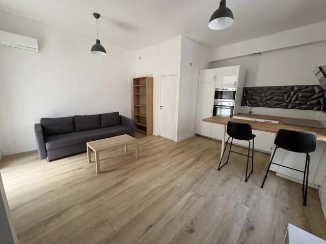 STUDIO MEUBLE AVEC COUR PRIVATIVE QUARTIER VAUBAN