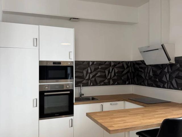 STUDIO MEUBLE AVEC COUR PRIVATIVE QUARTIER VAUBAN