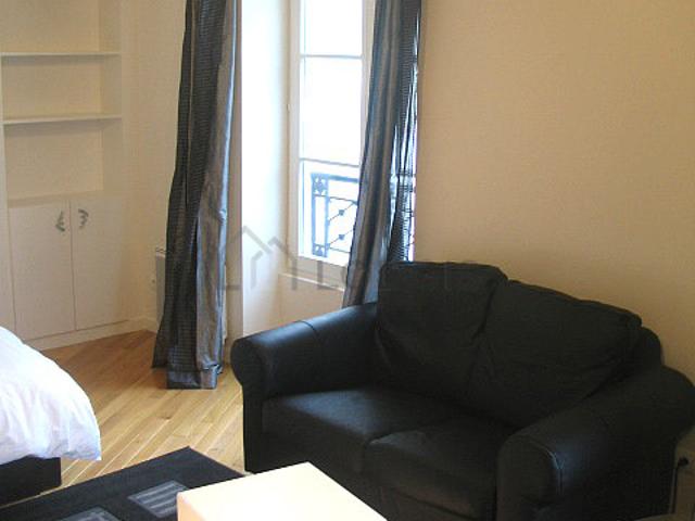 Studio meublé avec ascenseur Champs Elysées Paris 8°