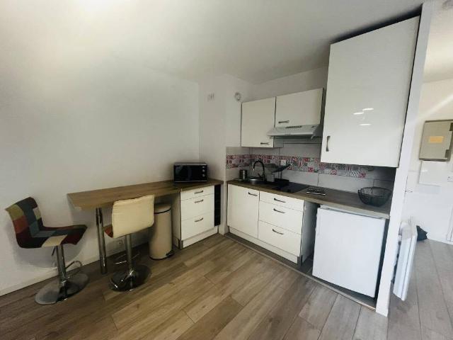 STUDIO MEUBLE AVEC BALCON et CAVE