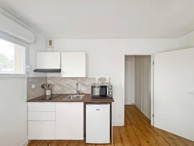 STUDIO MEUBLE AVEC BALCON LEGUEVIN
