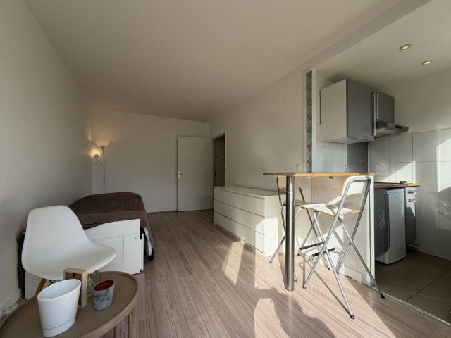 STUDIO MEUBLÉ AVEC BALCON PROCHE GARE RER E LE RAINCY