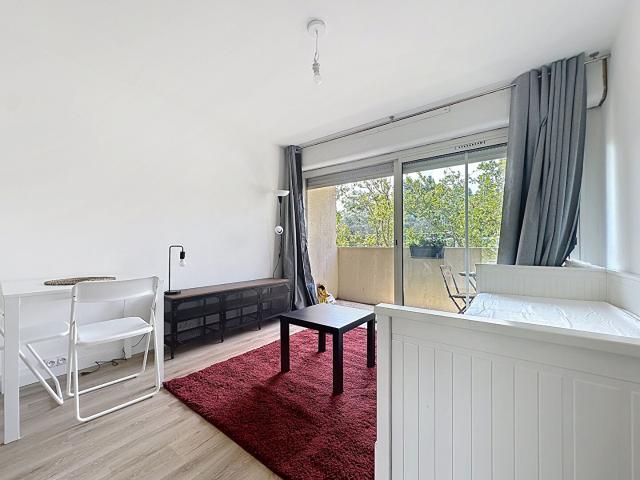 Studio meublé avec balcon Proche Rotonde et gare routière