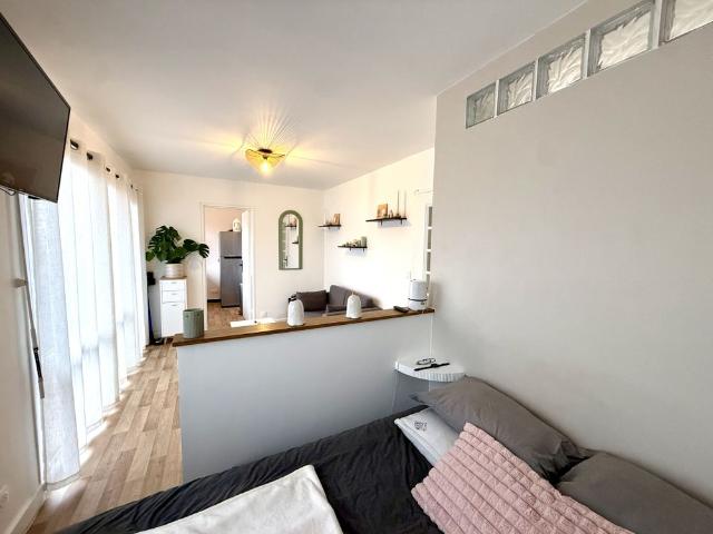 Studio meublé avec grand balcon
