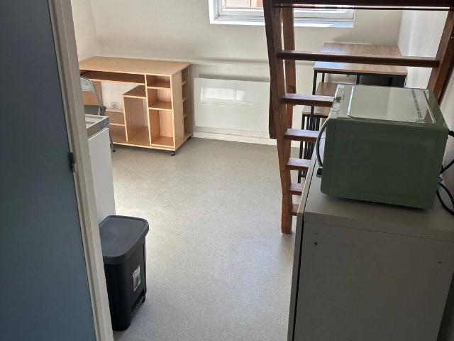 STUDIO MEUBLÉ AVEC MEZZANINE – FACE À LA CATHO – QUARTIER VAUBAN