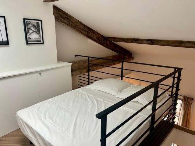 STUDIO MEUBLE AVEC MEZZANINE / SECTEUR GARE SAINT ROCH