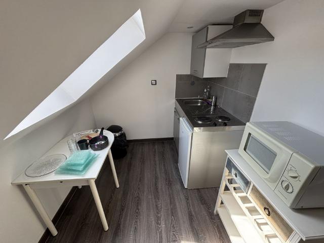 STUDIO MEUBLÉ AVEC MEZZANINE SITUÉ EN CENTRE VILLE