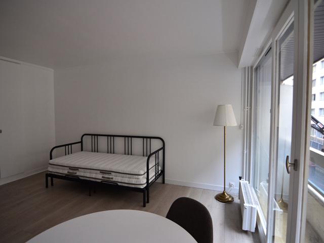 studio meublé avec petit balcon