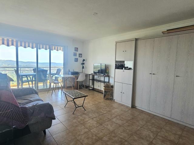 STUDIO MEUBLE AVEC TERRASSE