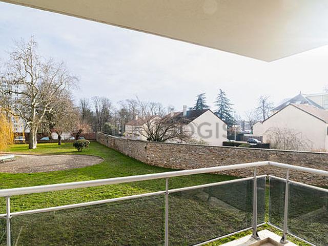 Studio meublé avec terrasse et ascenseur Évry Courcouronnes 91000