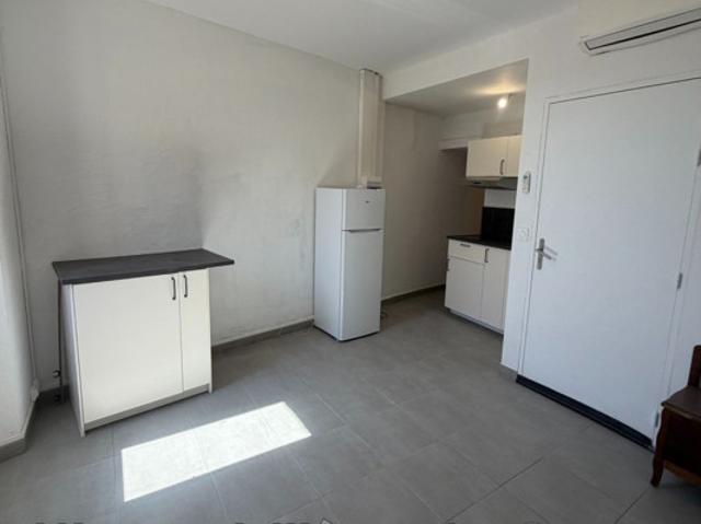 Studio meublé de 28 m² en plein centre ville de Lançon de Prov