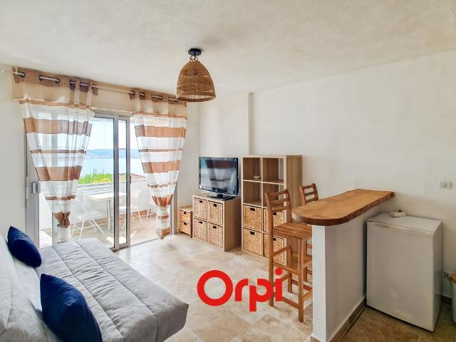 Studio meublé et rénové d'environ 20m² avec une magnifique vue mer dans une copropriété calme du Boulevard de l'Escourche à Bandol