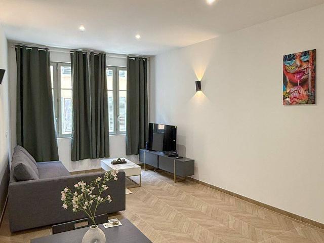 Studio meublé refait à neuf – hyper centre Toulon
