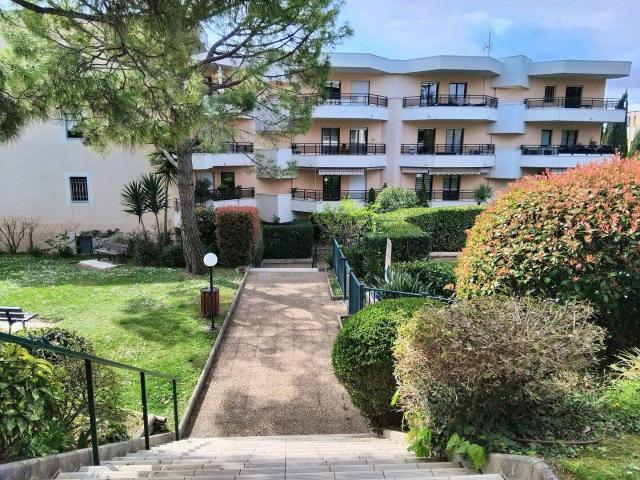 Studio meublé rénové 30 m² – Jardin privatif – Piscine – Box garage en option Rimiez