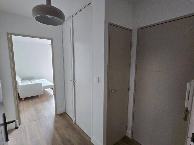 Studio meublé 27 m² entièrement rénové — Bron Parilly avec garage possible