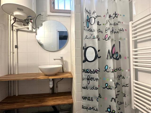 STUDIO MEUBLÉ 23,4 m² – CENTRE VILLE DE LA VILLE DU BOIS – 720 € CC
