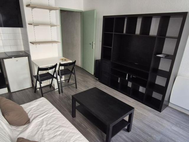 Studio MEUBLE 2EME étage au centre de Toulon idéal étudiant ou militaire