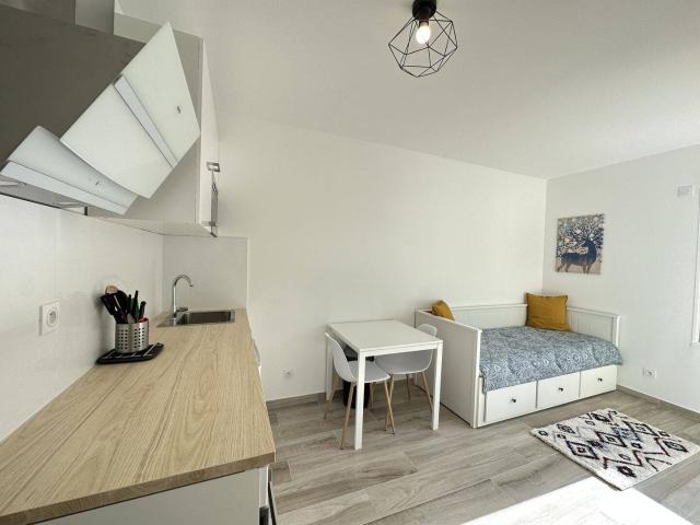 Studio neuf entièrement meublé en plein centre ville