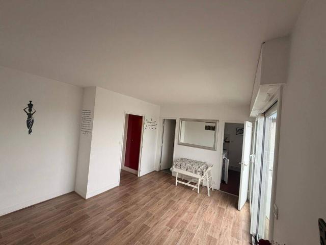 Studio nu avec balcon & parking – Asnières Gare rue Franklin résidence de standing + Mobilier