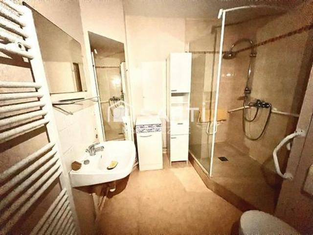 Studio Senior très bon état bon rendement. ou pour en jouir.Vue sur la plaine un plus!