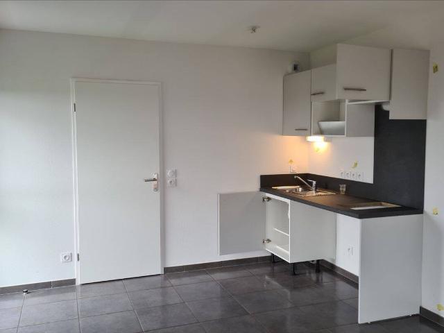 Studio situé au 8° étage avec grande terrasse OUEST