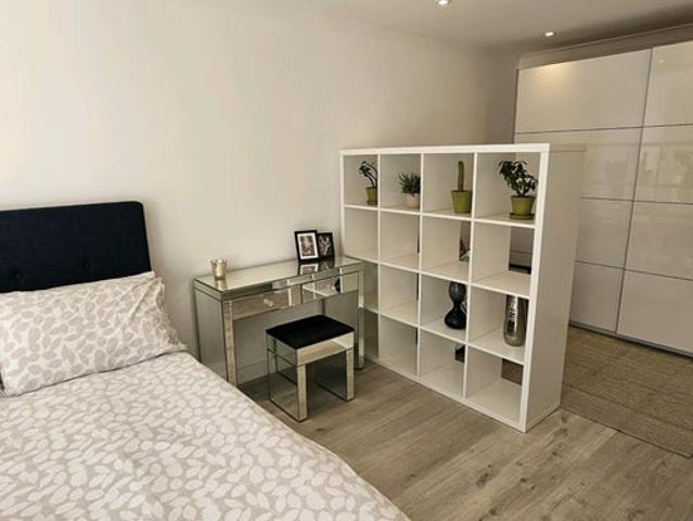 Studio size ensuite room in shared house CB4