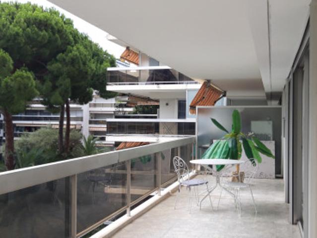 Studio spacieux lumineux terrasse verdure piscine